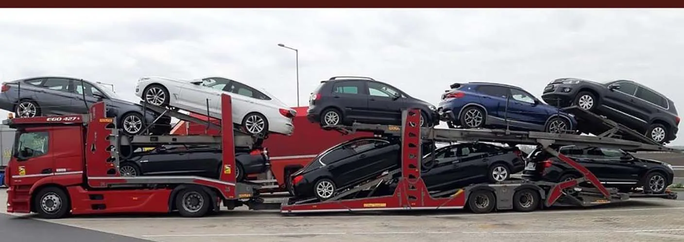 Platformă auto Romfour încărcată cu nouă autoturisme, pregătită de plecare