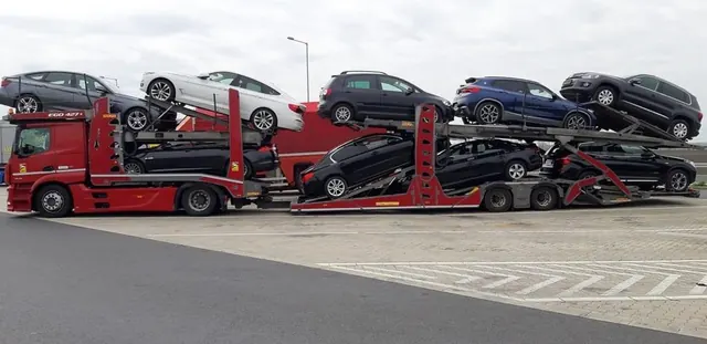 Platformă auto Romfour cu opt autoturisme, vedere laterală