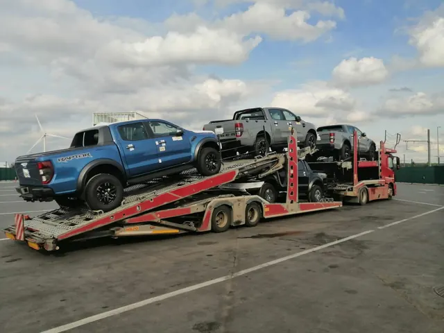 Platformă Romfour cu un pickup albastru pe puntea inferioară