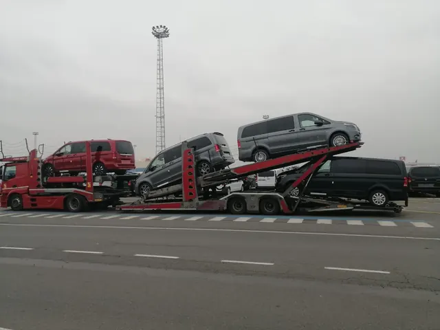 Platformă Romfour cu monovolume și autoturisme, dimineață cu ceață