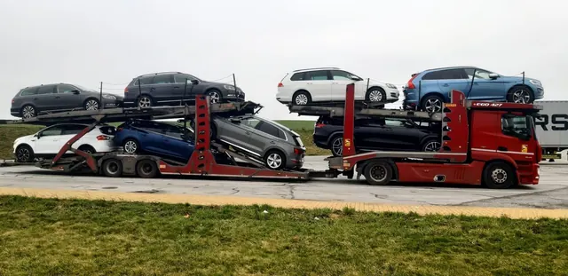 Platformă auto Romfour complet încărcată, oprită pe marginea drumului
