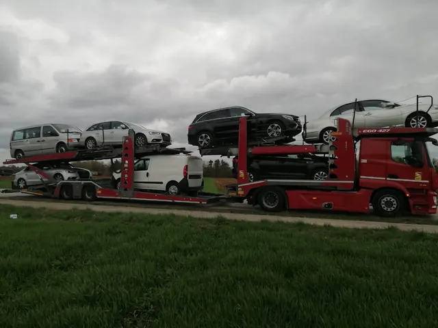 Platformă Romfour cu SUV-uri, câmp verde în fundal