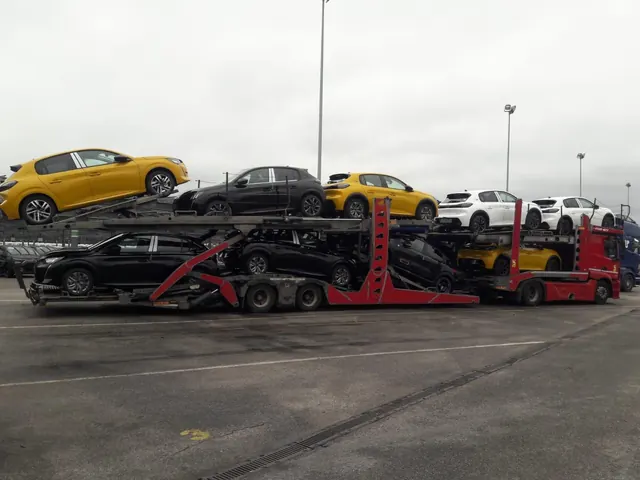 Platformă auto cu o mașină sportivă galbenă pe puntea superioară