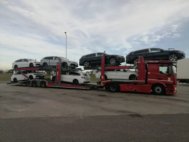 Platformă Romfour complet încărcată, sub cer senin