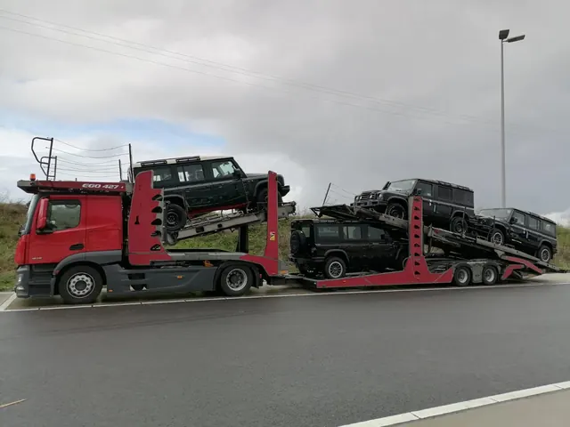 Cap tractor Romfour cu platforma parțial încărcată