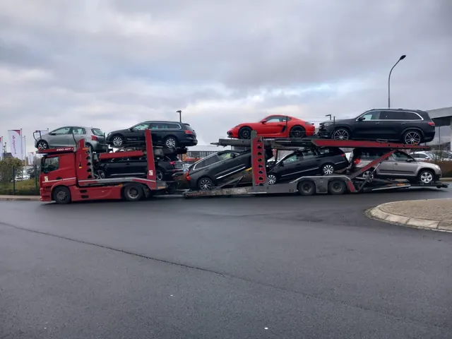 Platformă auto încărcată pe două punți, pregătită de plecare