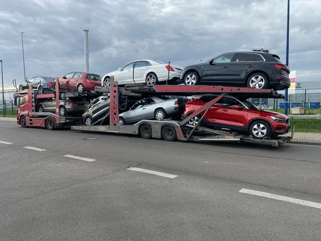 Platformă auto Romfour încărcată cu SUV-uri și berline premium