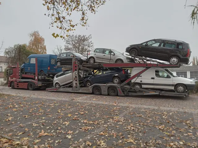 Platformă Romfour cu autoutilitare, peisaj de toamnă