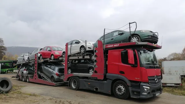 Platformă Romfour în curte industrială, în timpul încărcării